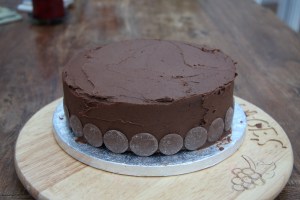decorating chocolate cakes