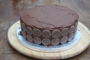 decorating birthday cakes