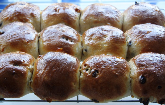 Apricot chocolate spiced buns 11