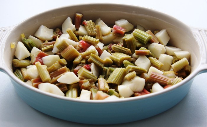 rhubarb pear and ginger crumble