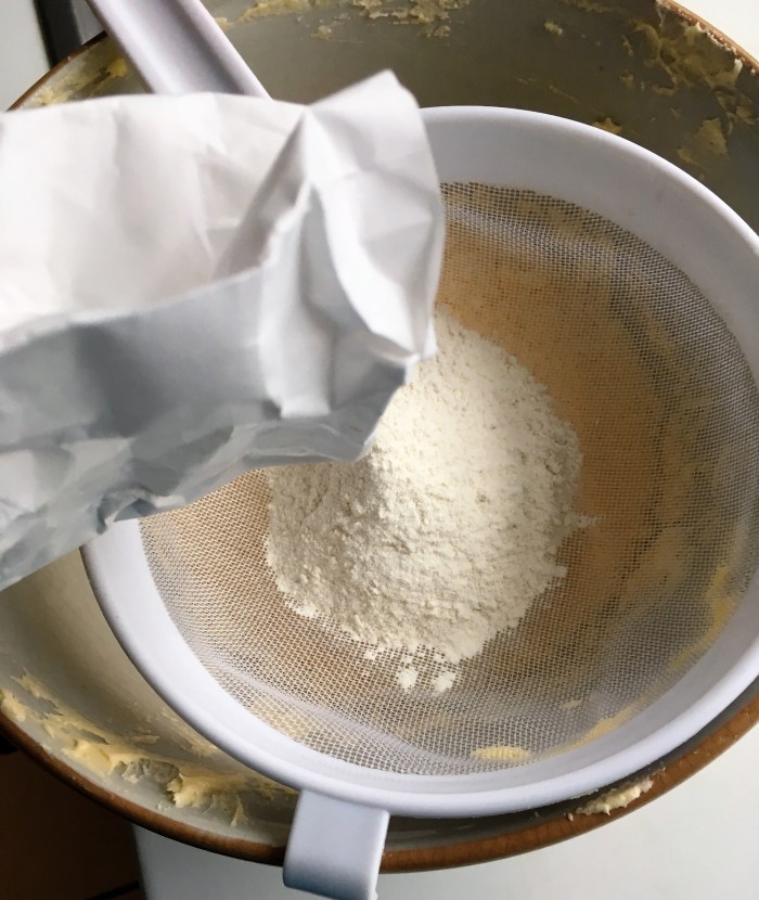 making victoria sponge